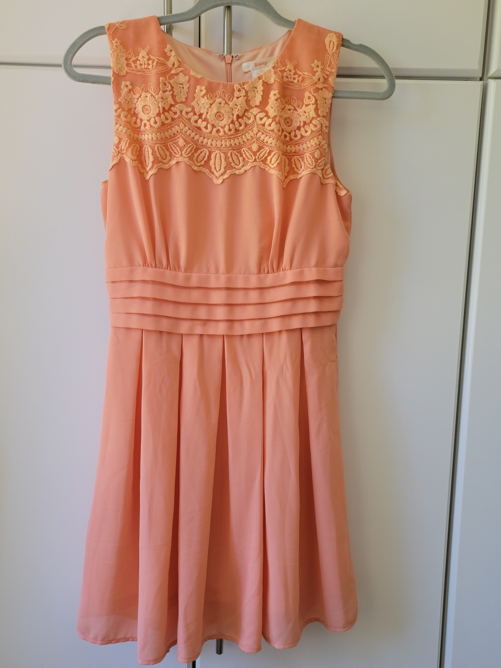 Esley Peach Lace Neckline Pleated Formal Knee Length Dress Size Small